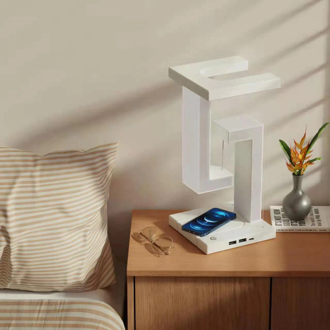 SmartLuz Lamp with Wireless Charging