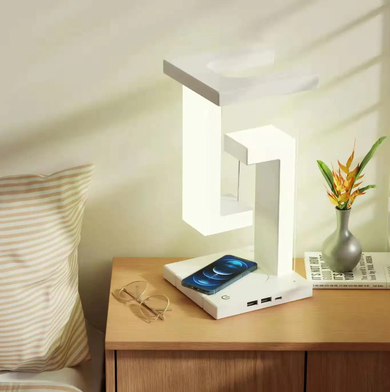 SmartLuz Lamp with Wireless Charging